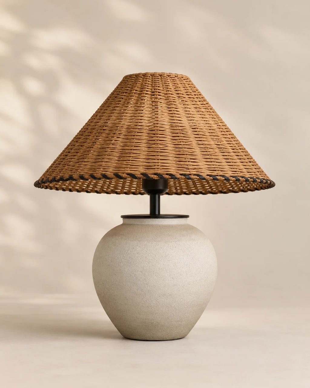 Lampe de chevet en céramique blanche et abat jour en osier noir