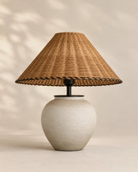 Lampe de chevet en céramique blanche et abat jour en osier noir
