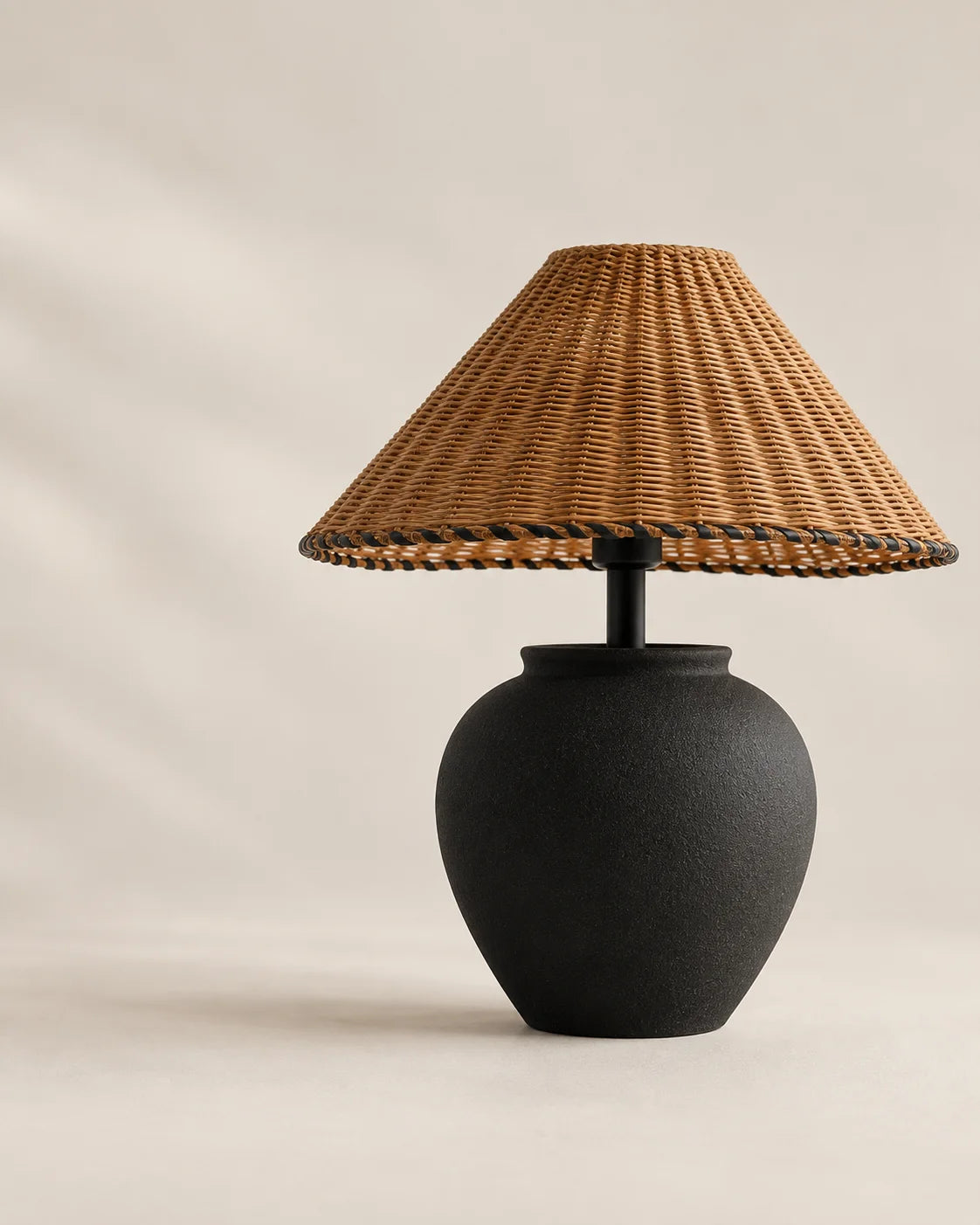 Lampe de chevet en céramique noir et abat jour en osier noir