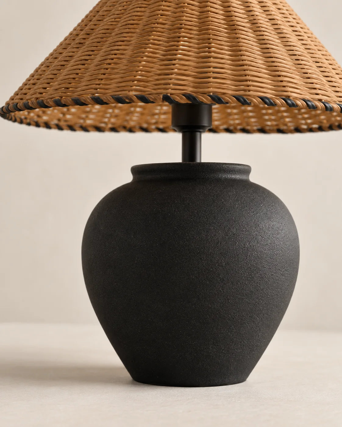 Lampe de chevet en céramique noir et abat jour en osier noir