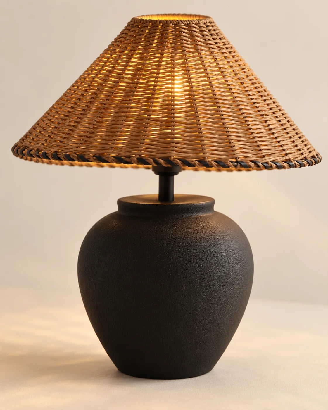 Lampe de chevet en céramique noir et abat jour en osier noir