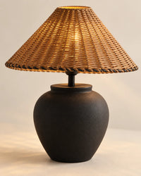 Lampe de chevet en céramique noir et abat jour en osier noir