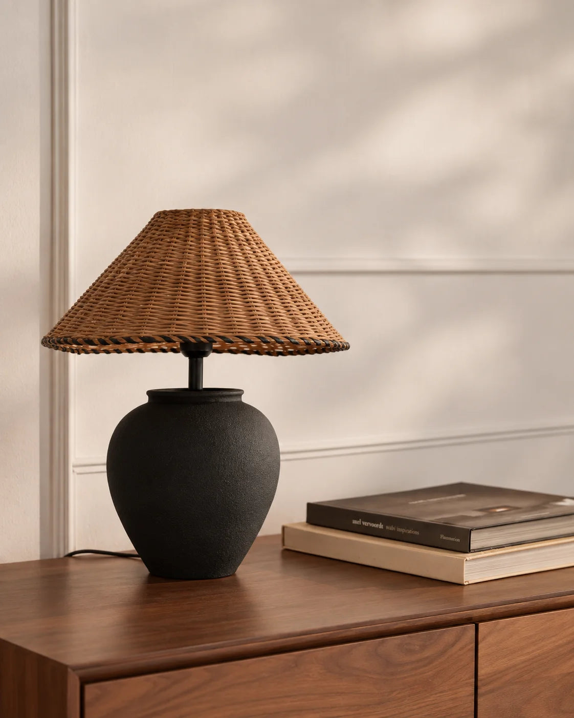 Lampe de chevet en céramique noir et abat jour en osier noir