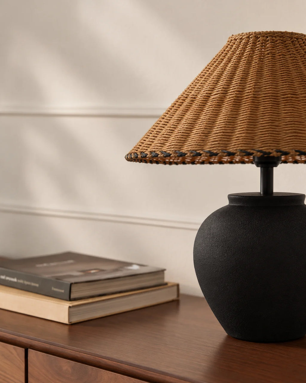 Lampe de chevet en céramique noir et abat jour en osier noir