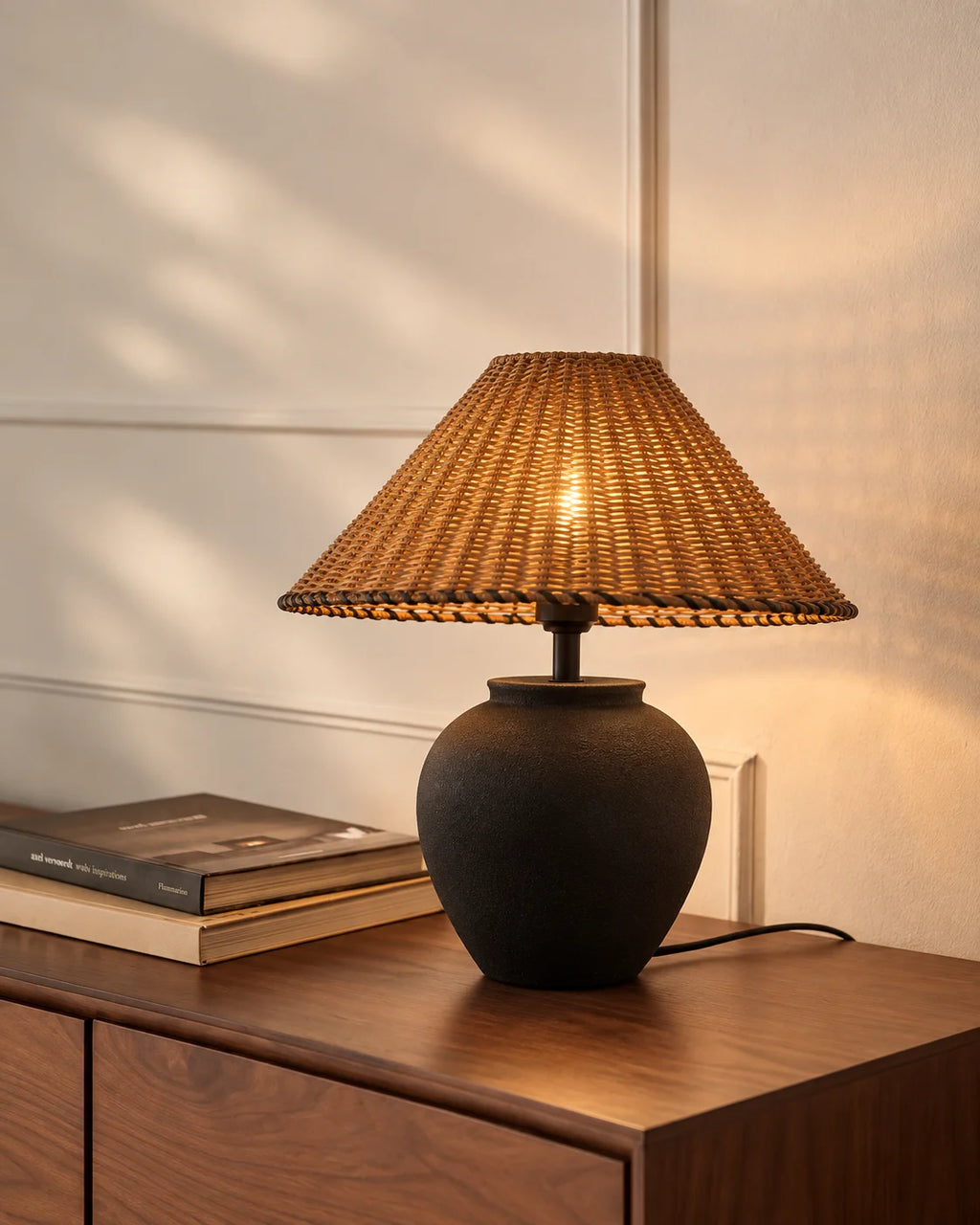 Lampe de chevet en céramique noir et abat jour en osier noir
