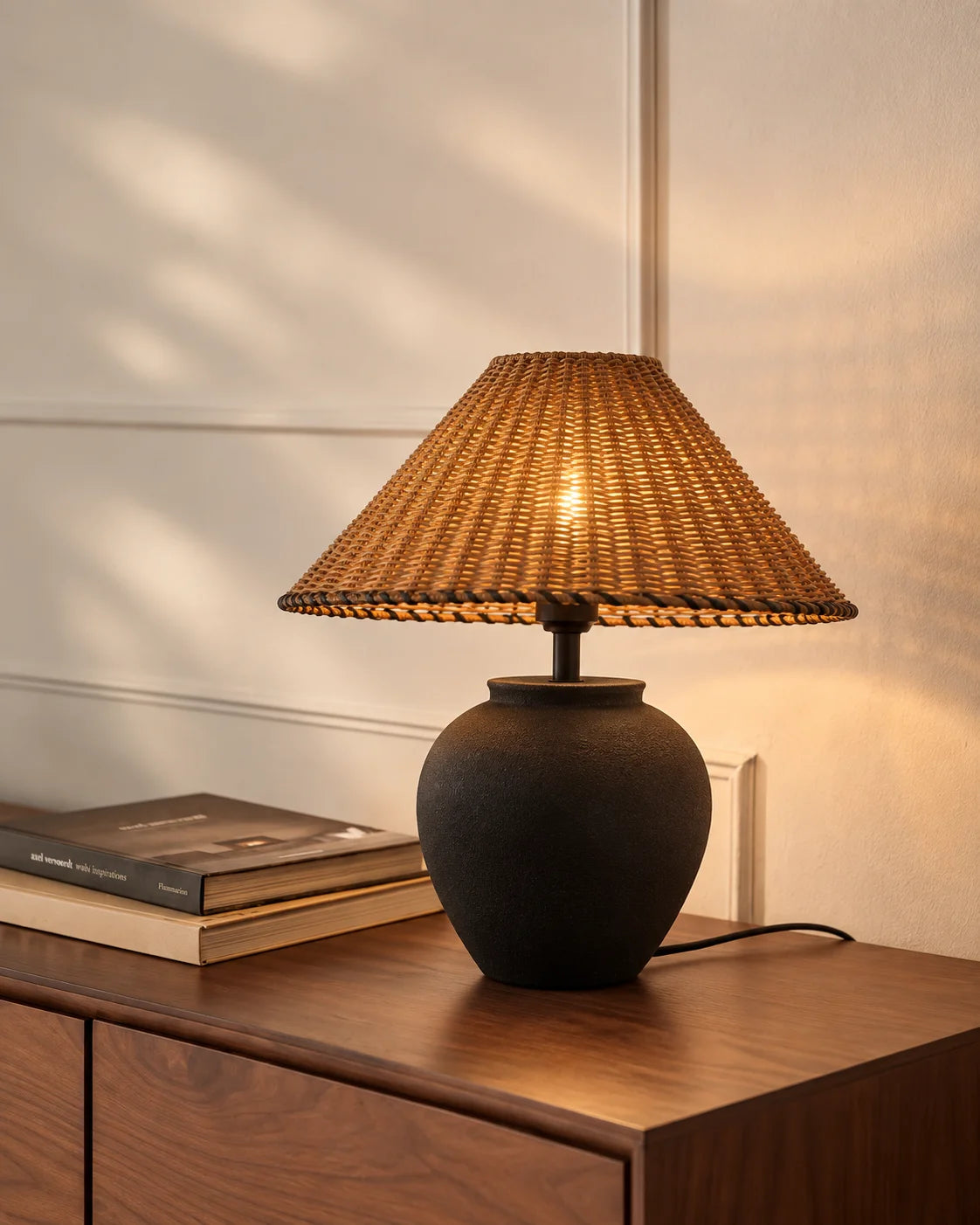 Lampe de chevet en céramique noir et abat jour en osier noir
