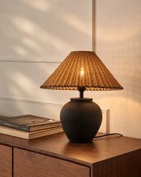 Lampe de chevet en céramique noir et abat jour en osier noir