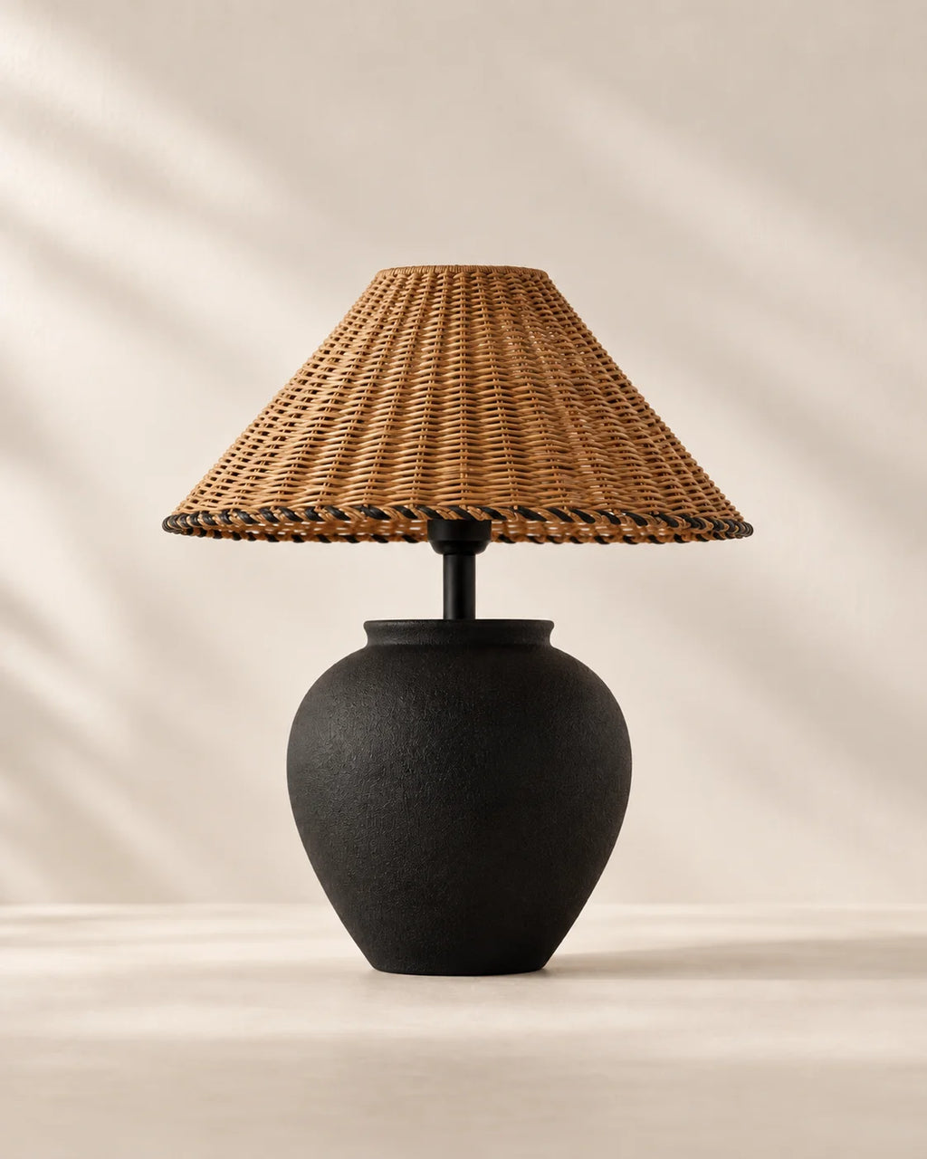 Lampe de chevet en céramique noir et abat jour en osier noir
