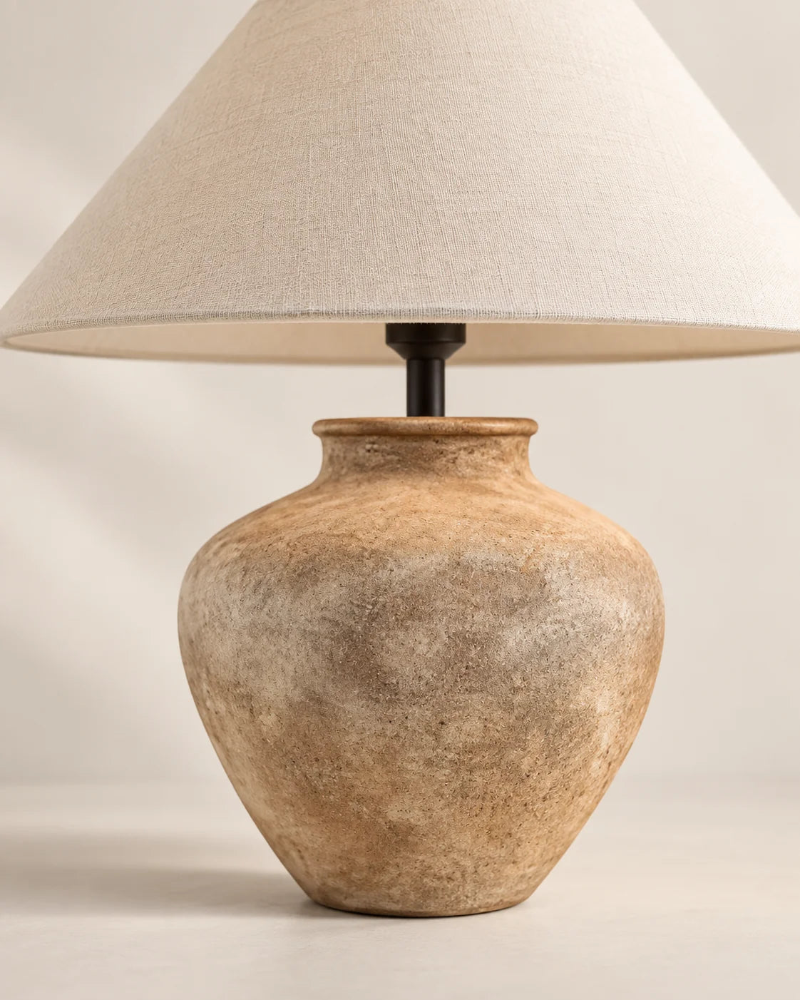 Lampe de chevet beige relief en céramique avec abat jour beige
