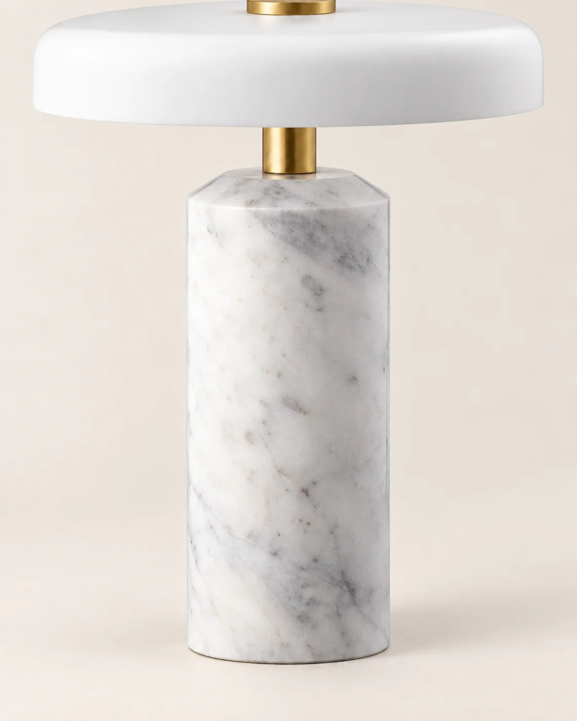 Lampe de chevet blanche en marbre et détail dorée
