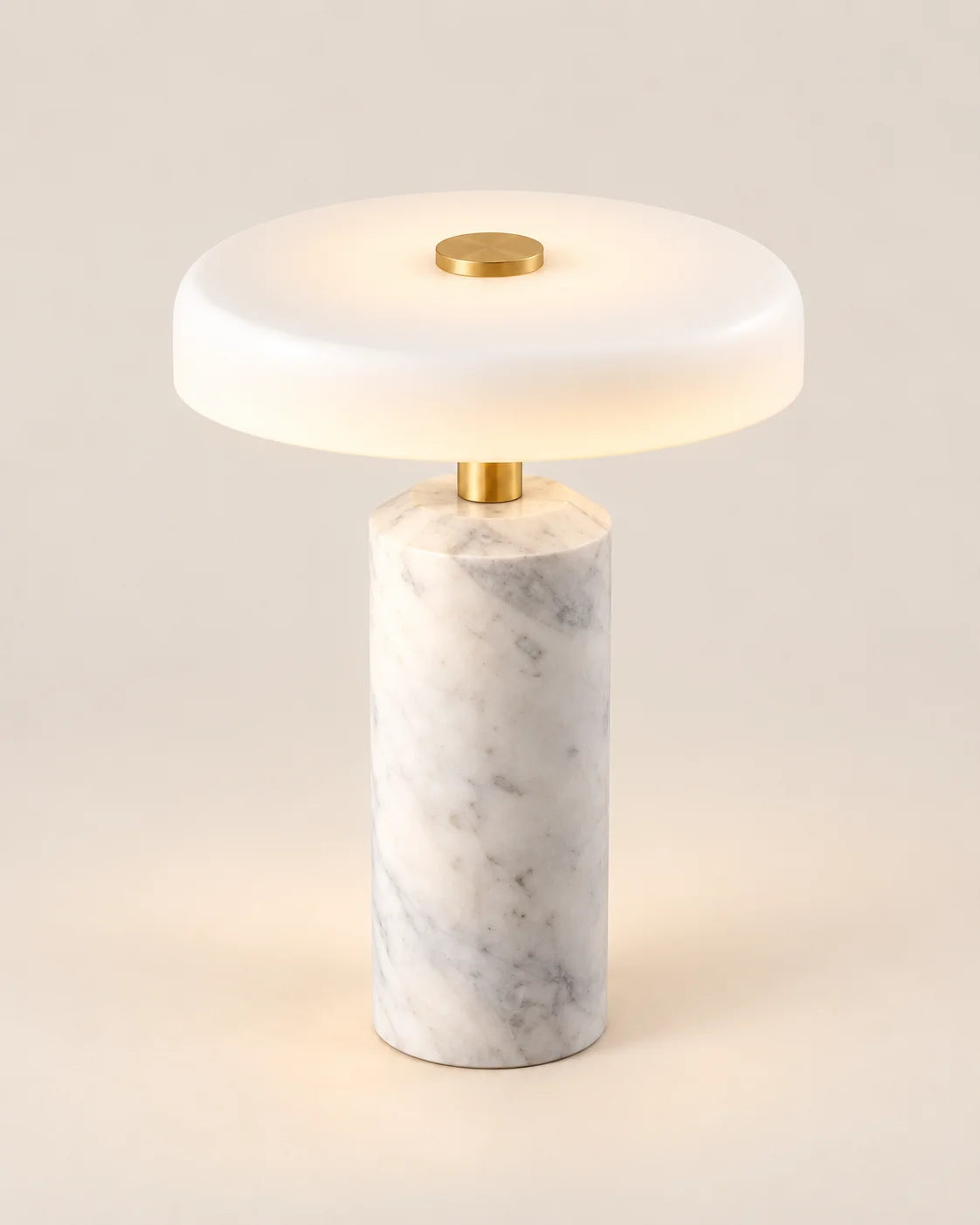 Lampe de chevet blanche en marbre et détail dorée