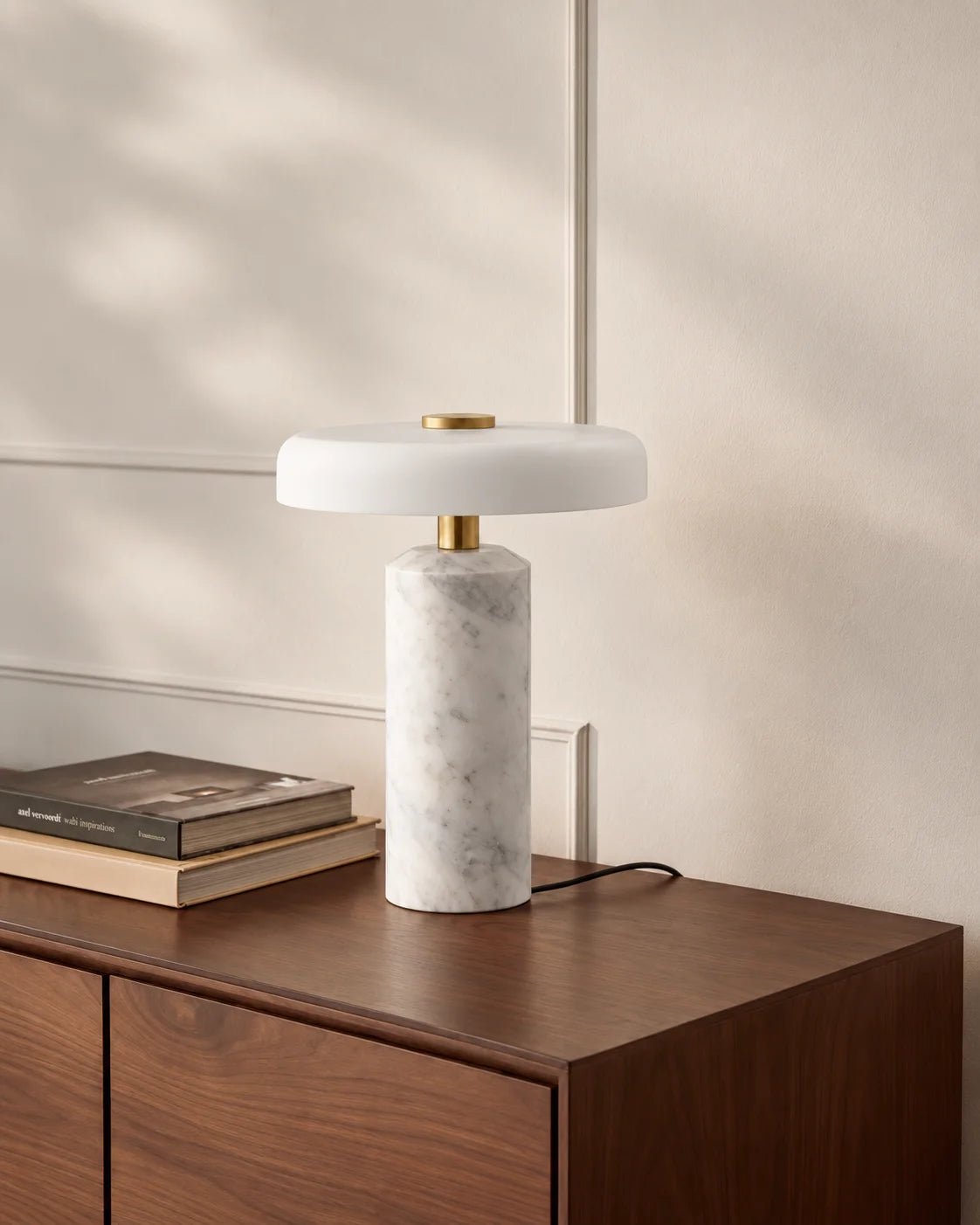 Lampe de chevet blanche en marbre et détail dorée