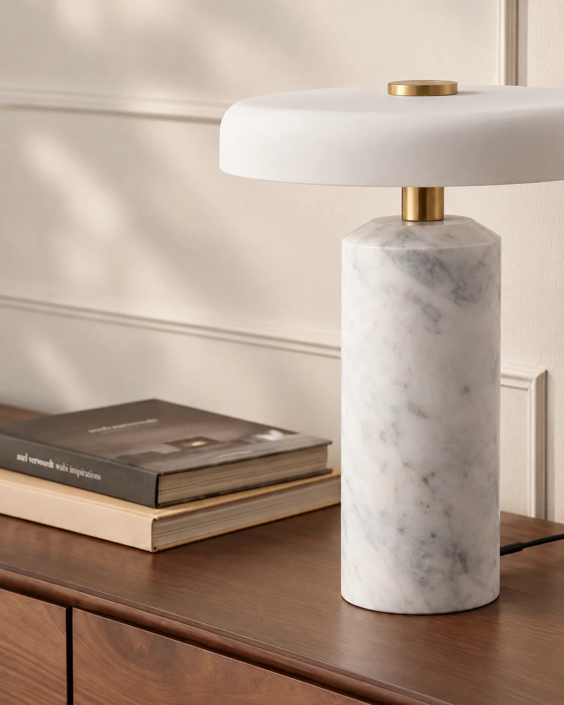 Lampe de chevet blanche en marbre et détail dorée