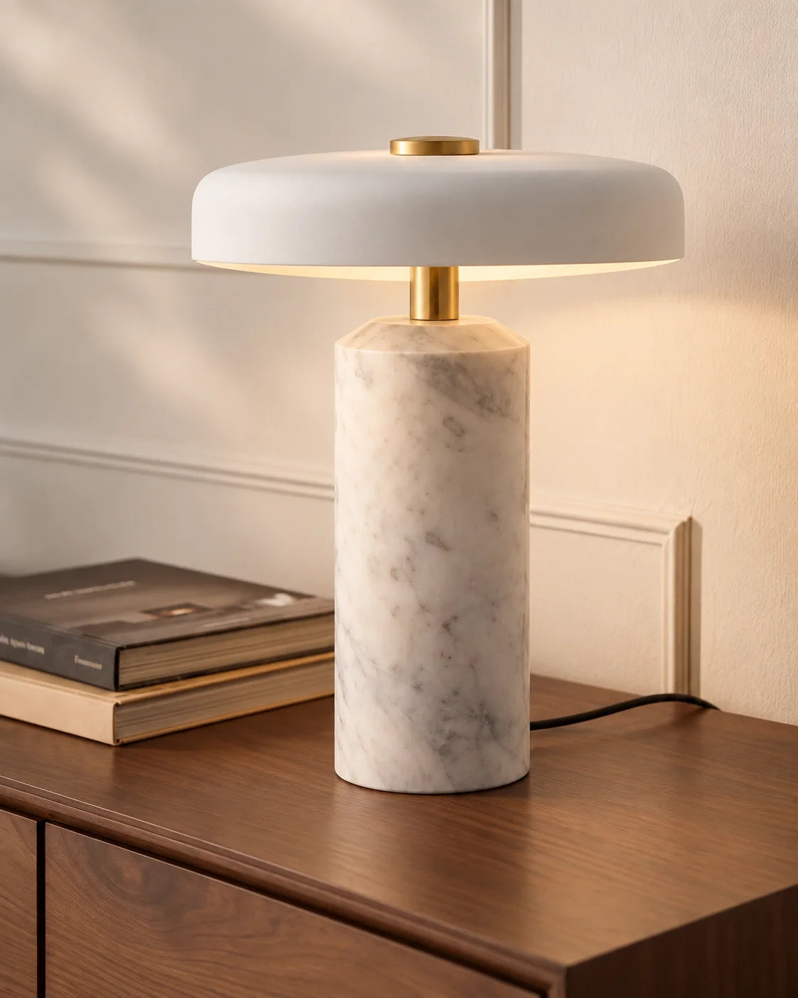 Lampe de chevet blanche en marbre et détail dorée