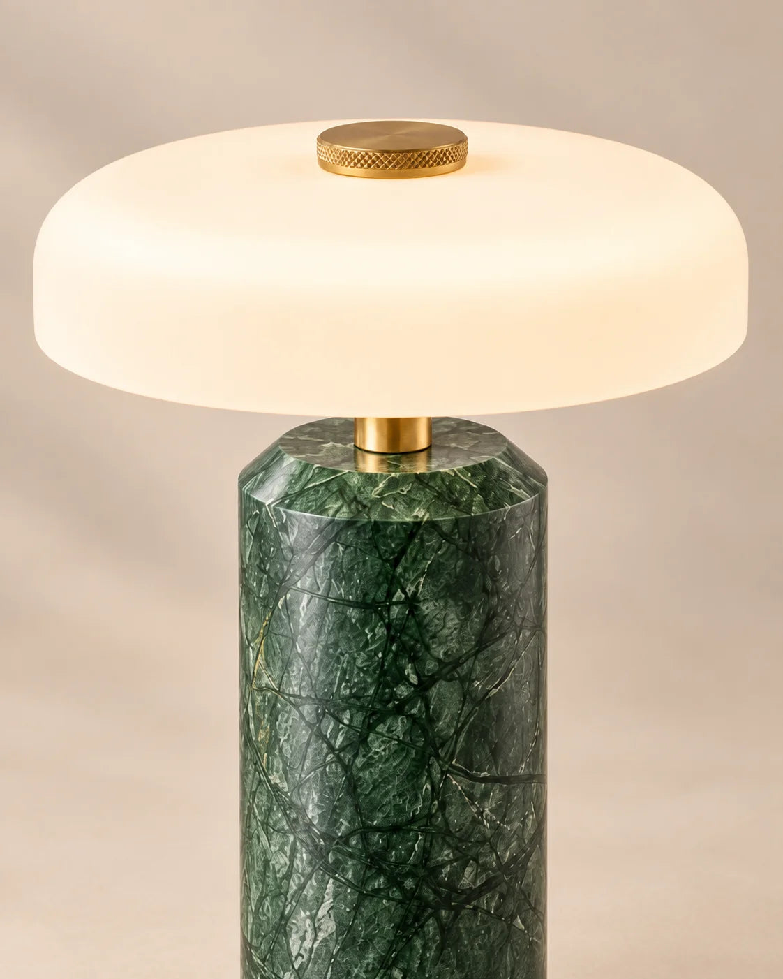Lampe de chevet verte en marbre et détail dorée