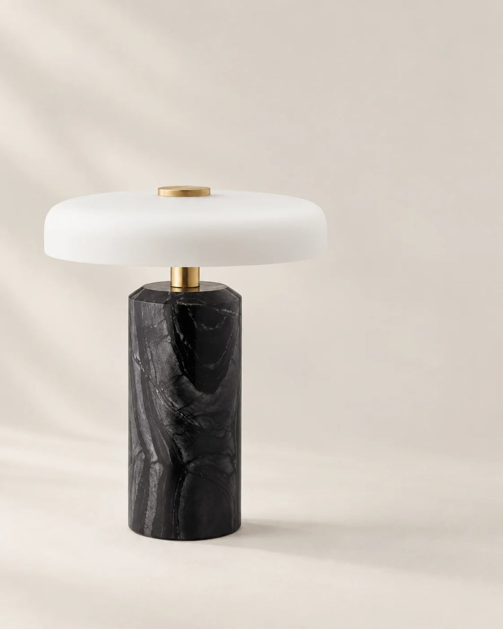 Lampe de chevet noire en marbre et détail dorée