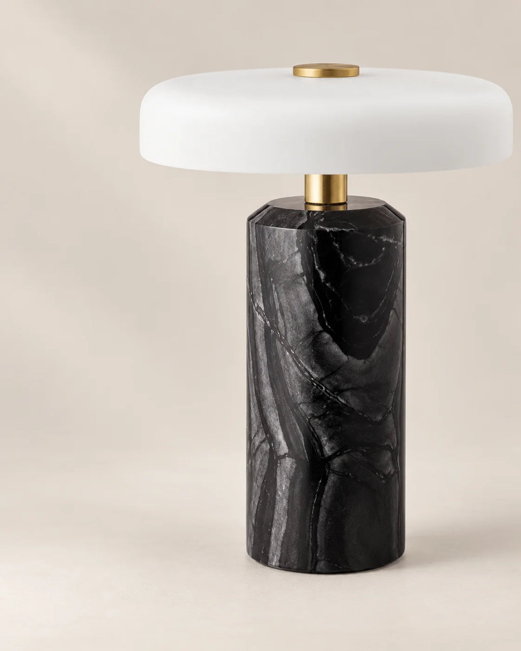 Lampe de chevet noire en marbre et détail dorée