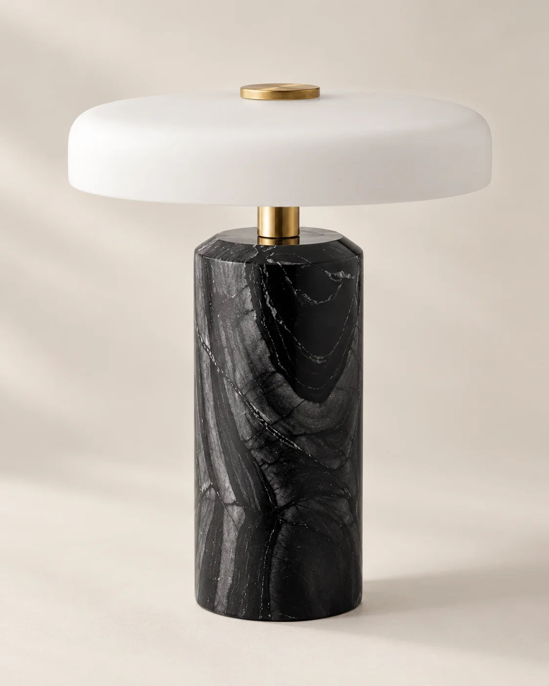 Lampe de chevet noire en marbre et détail dorée