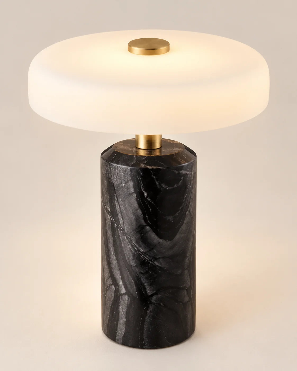 Lampe de chevet noire en marbre et détail dorée