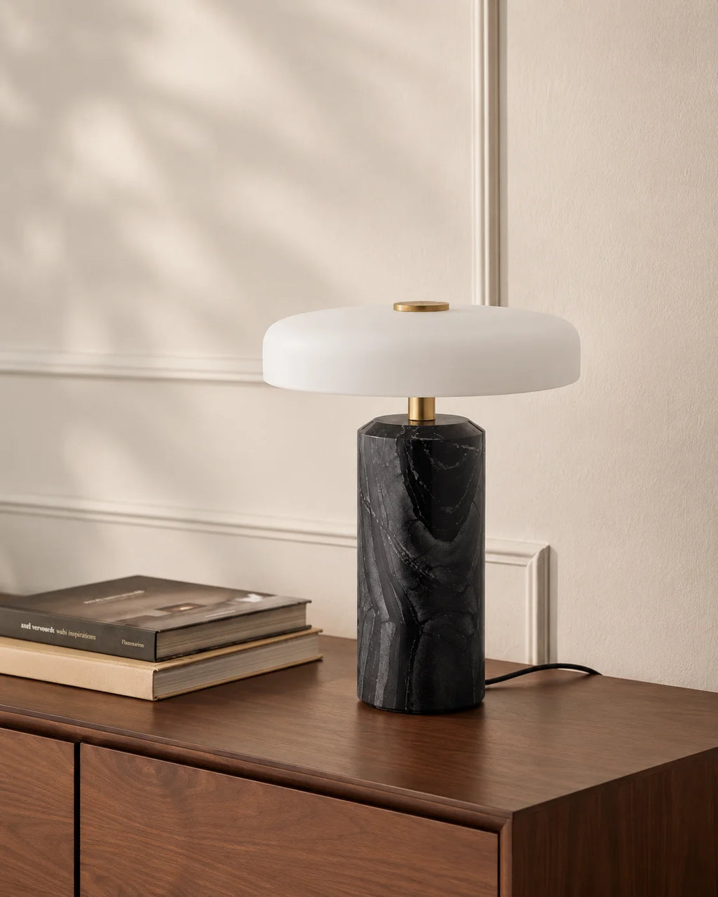 Lampe de chevet noire en marbre et détail dorée