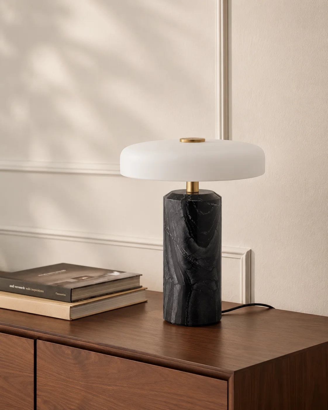 Lampe de chevet noire en marbre et détail dorée