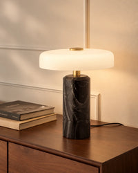 Lampe de chevet noire en marbre et détail dorée