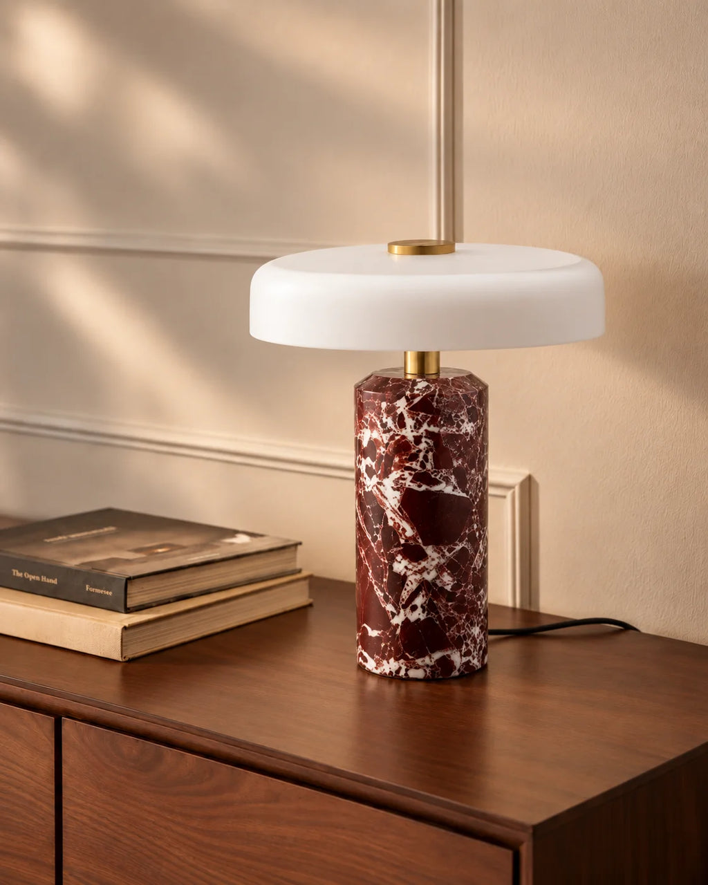 Lampe de chevet bordeaux et blanche en marbre à détail dorée