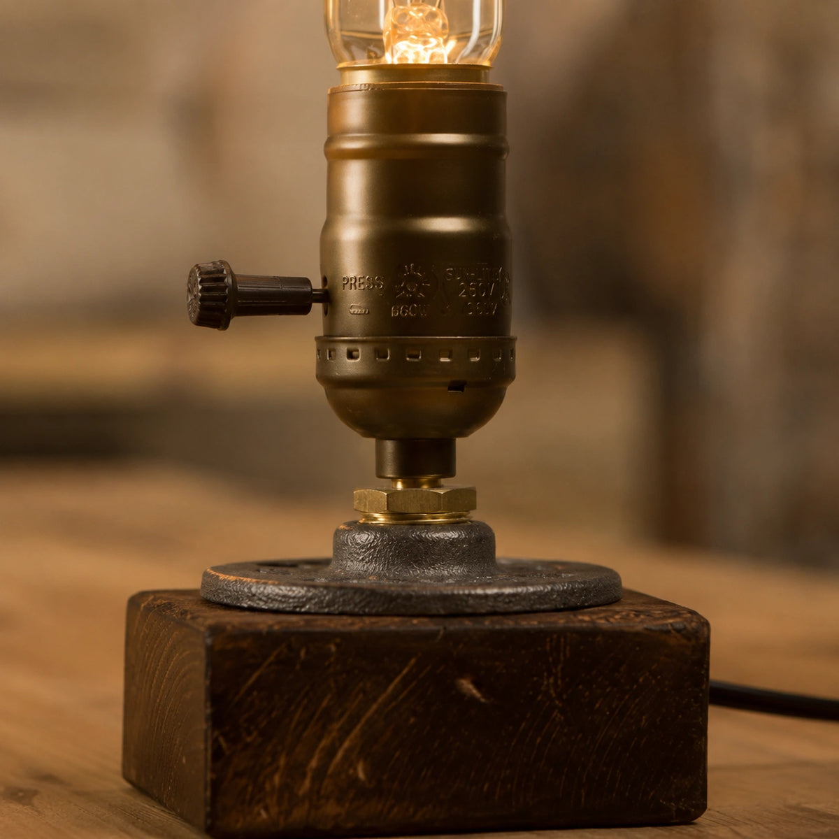 Lampe de chevet industrielle en bois