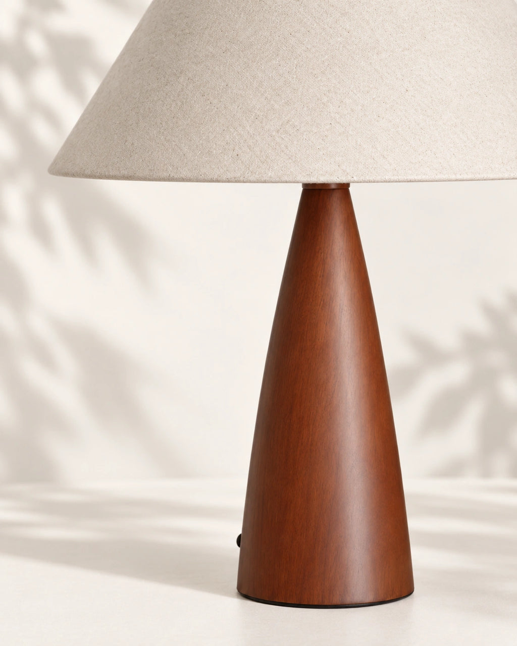 Lampe de chevet japandi en bois et beige