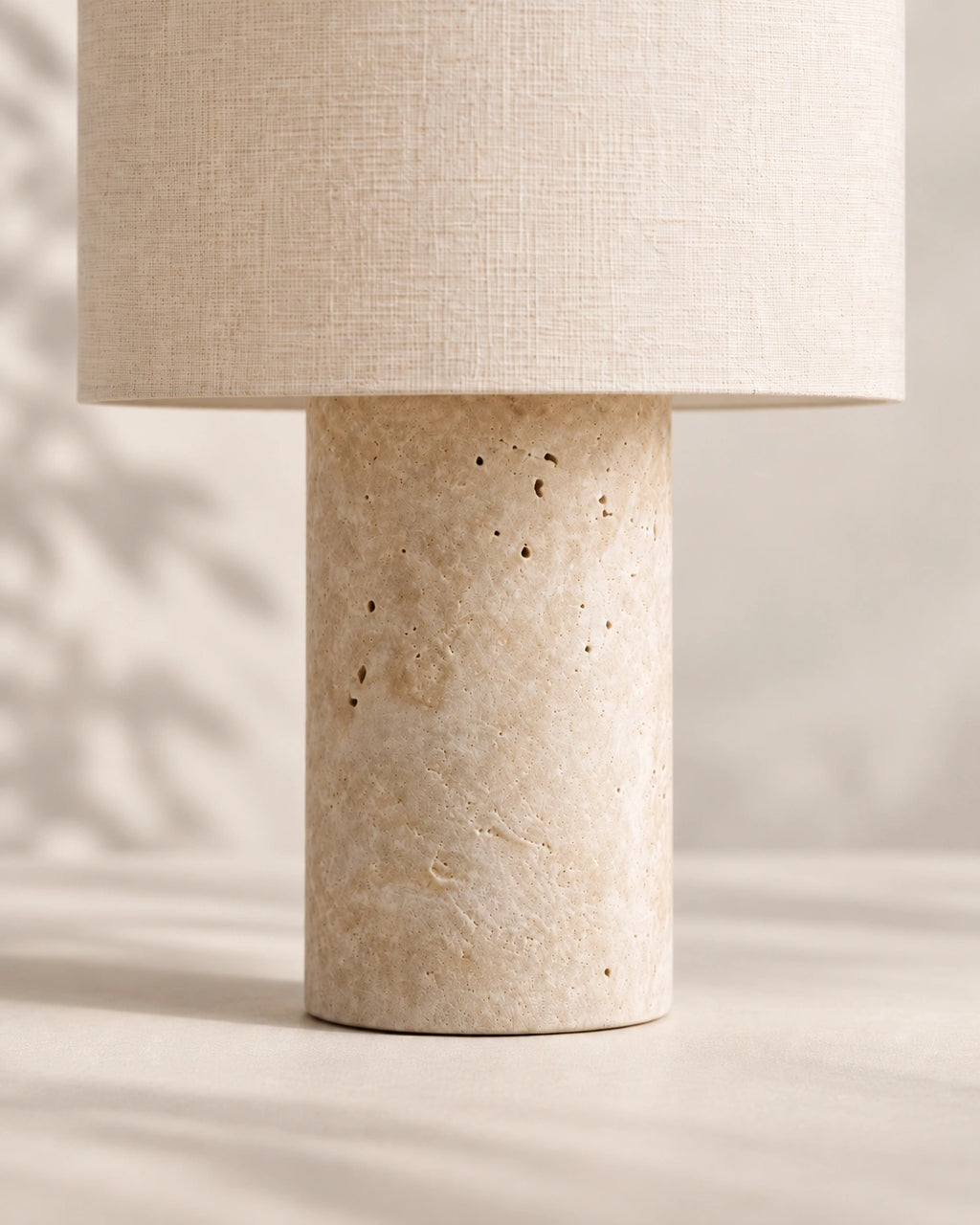 Lampe de chevet en marbre travertin beige style minimaliste et abat jour beige