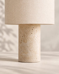 Lampe de chevet en marbre travertin beige style minimaliste et abat jour beige