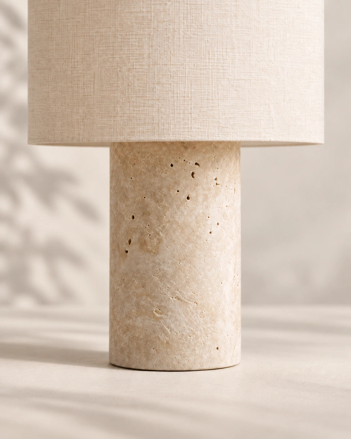 Lampe de chevet en marbre travertin beige style minimaliste et abat jour beige