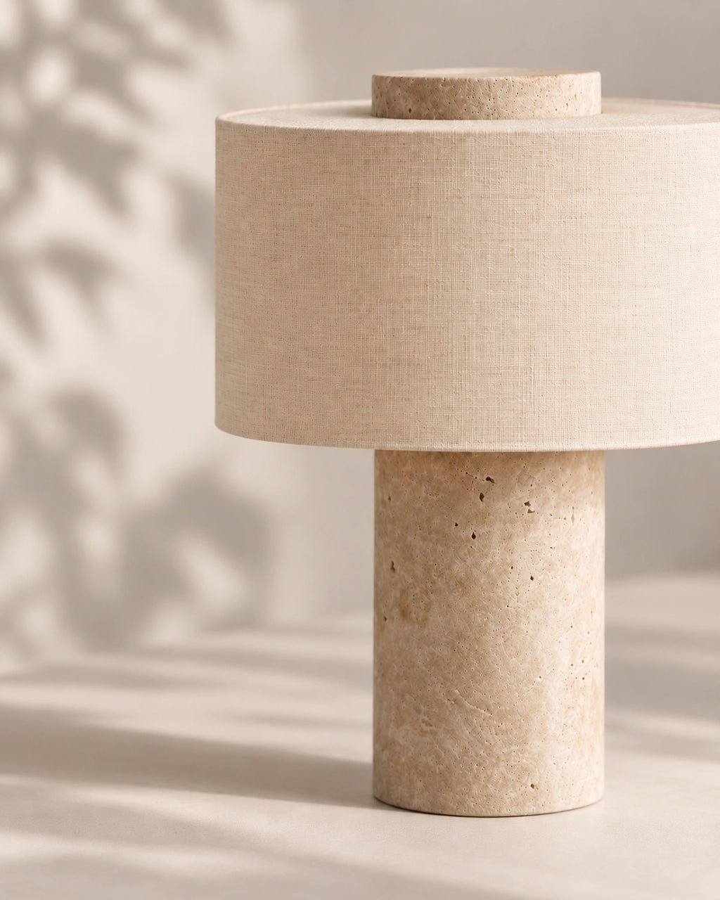 Lampe de chevet en marbre travertin beige style minimaliste et abat jour beige