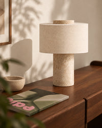 Lampe de chevet en marbre travertin beige style minimaliste et abat jour beige