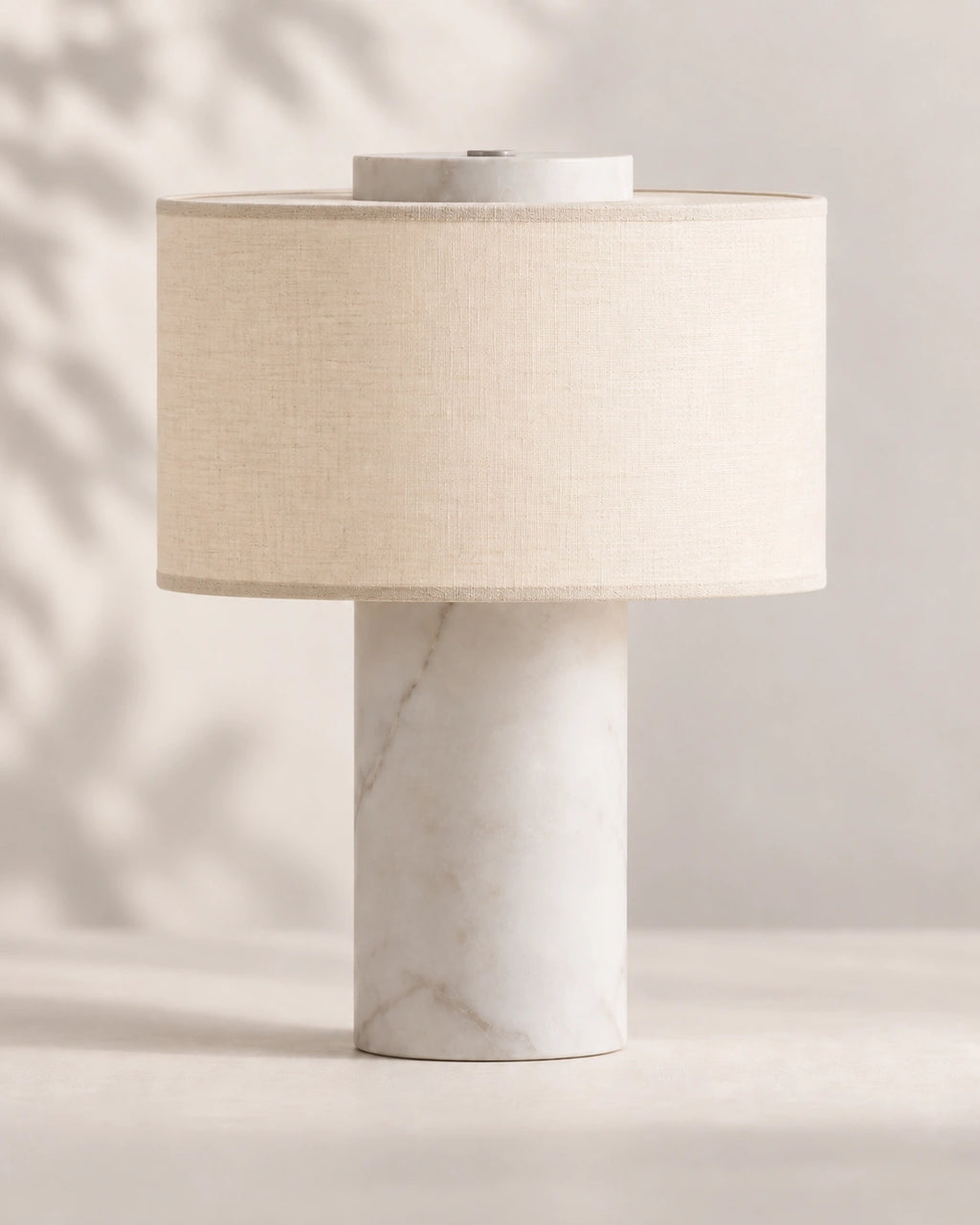 Lampe de chevet en marbre blanc et gris style minimaliste et abat jour blanc