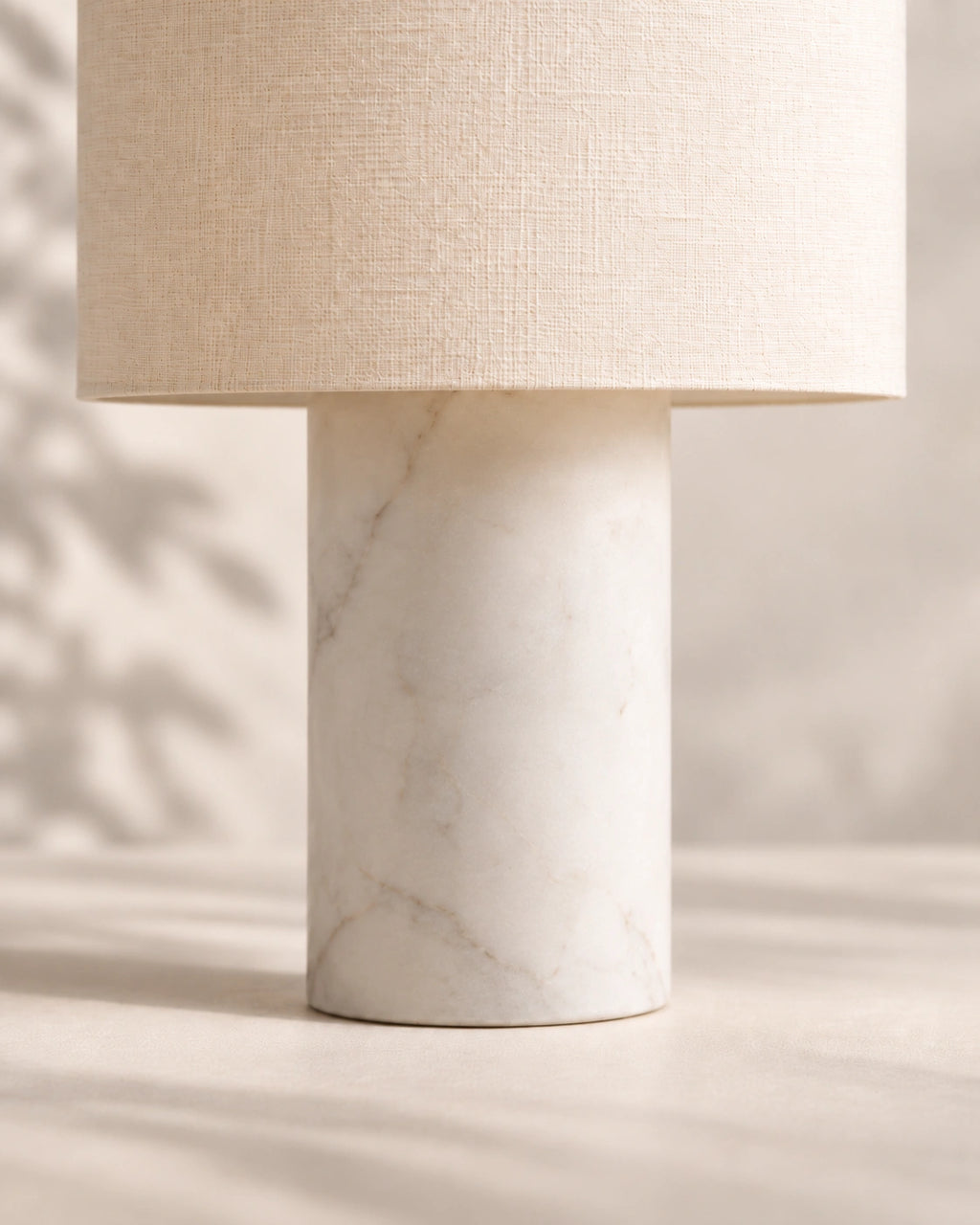 Lampe de chevet en marbre blanc et gris style minimaliste et abat jour blanc