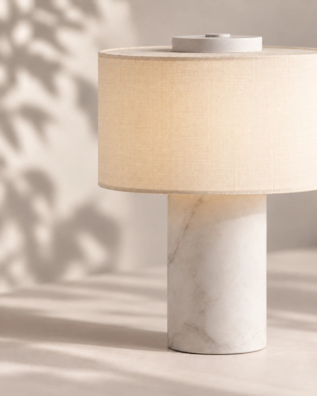 Lampe de chevet en marbre blanc et gris style minimaliste et abat jour blanc