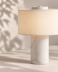Lampe de chevet en marbre blanc et gris style minimaliste et abat jour blanc