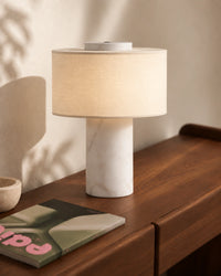 Lampe de chevet en marbre blanc et gris style minimaliste et abat jour blanc