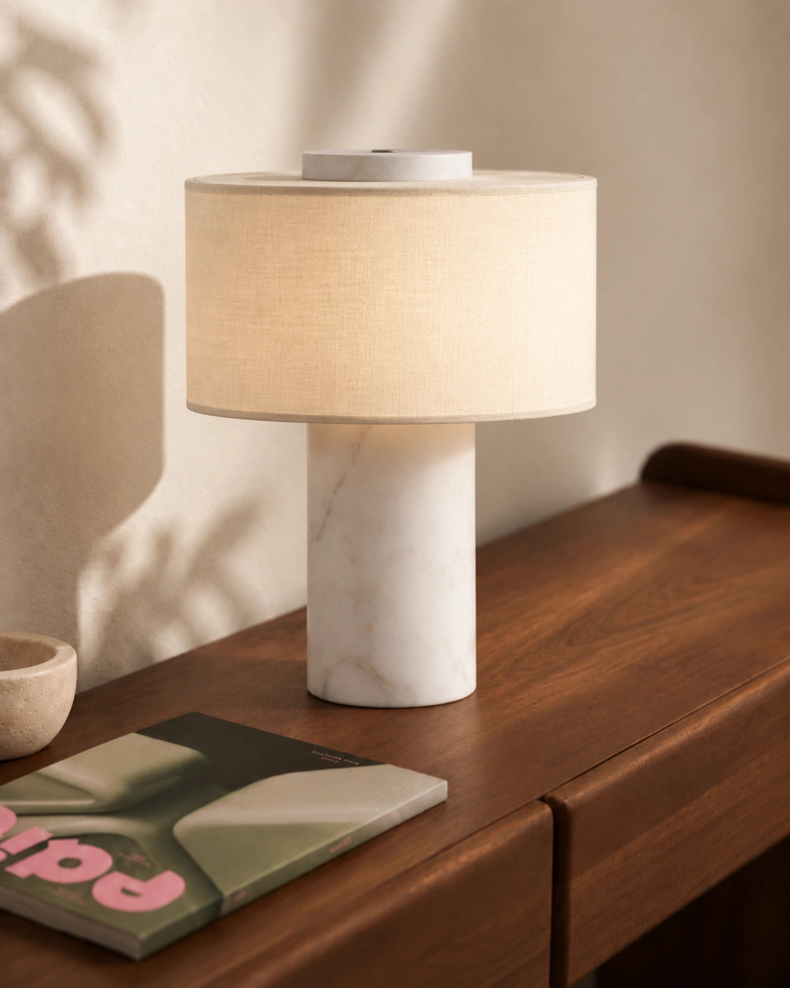 Lampe de chevet en marbre blanc et gris style minimaliste et abat jour blanc
