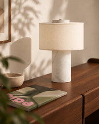 Lampe de chevet en marbre blanc et gris style minimaliste et abat jour blanc