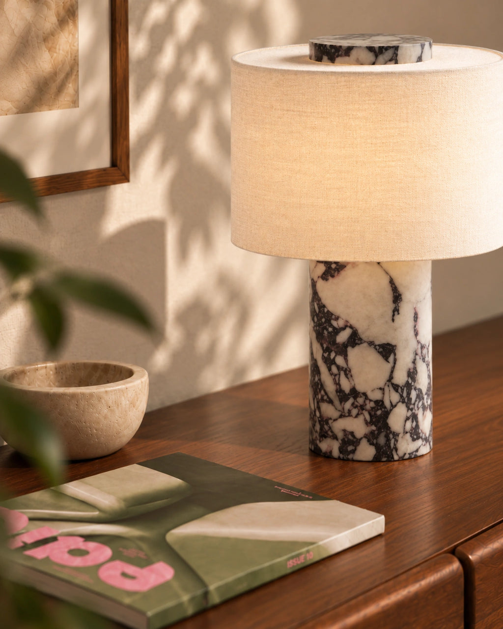 Lampe de chevet en marbre blanc et noir style minimaliste et abat jour blanc cassé