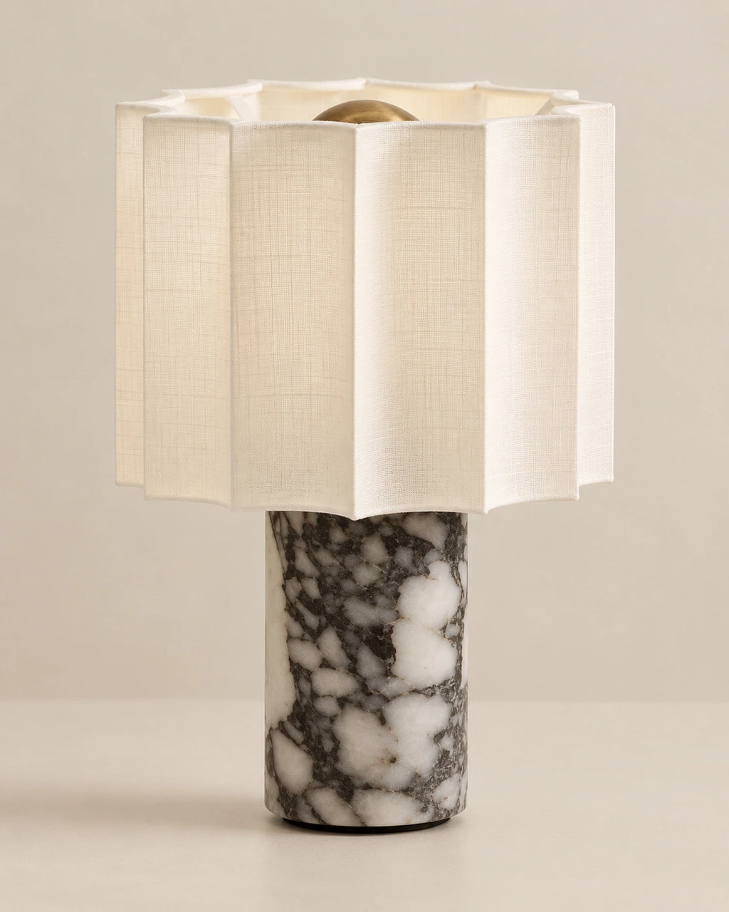 Lampe de chevet en marbre noir style minimaliste et abat jour plissé blanc cassé