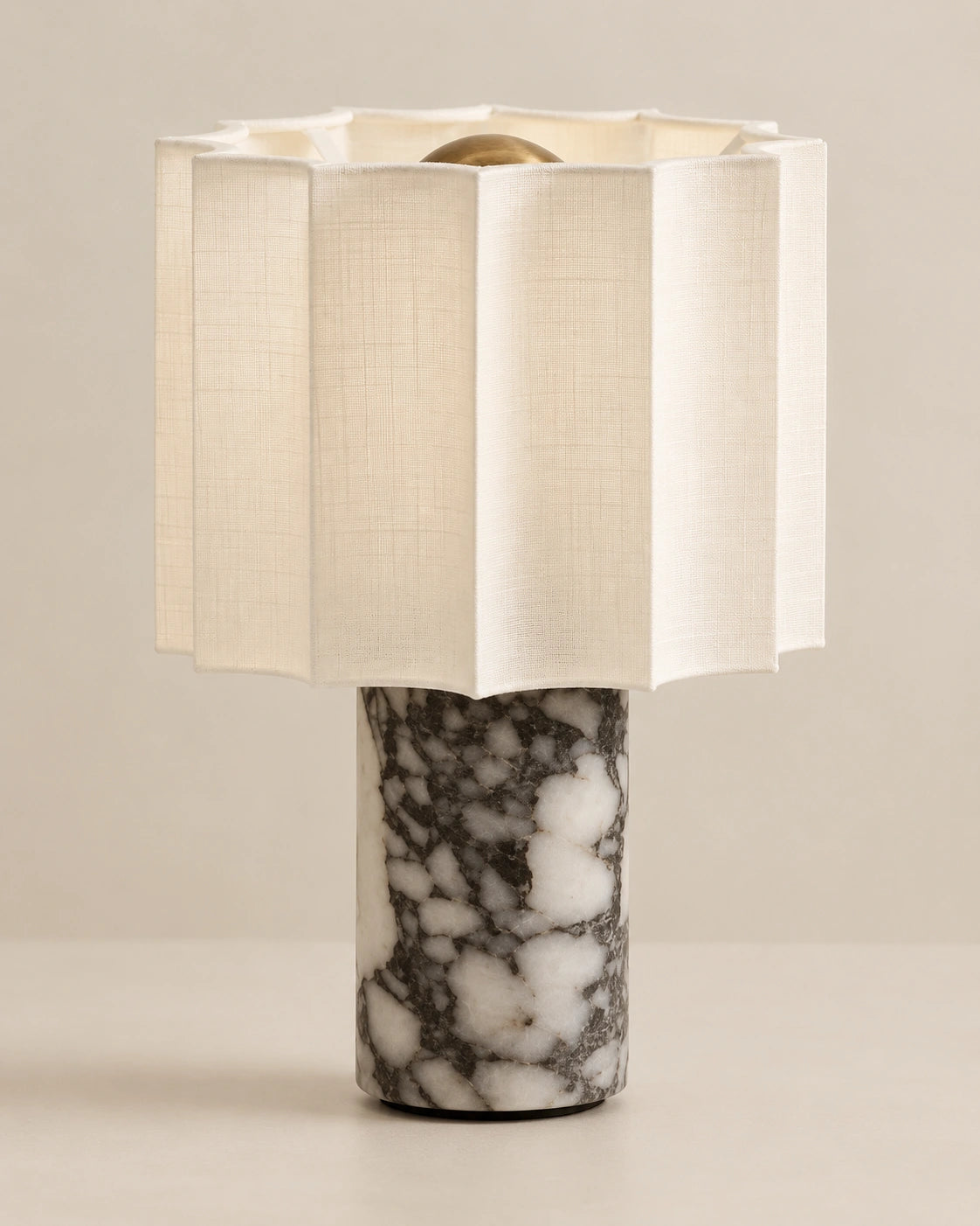 Lampe de chevet en marbre noir style minimaliste et abat jour plissé blanc cassé