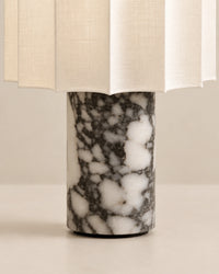 Lampe de chevet en marbre noir style minimaliste et abat jour plissé blanc cassé