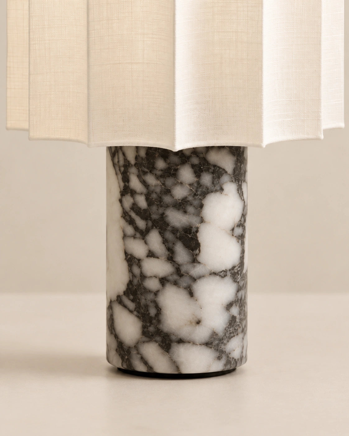 Lampe de chevet en marbre noir style minimaliste et abat jour plissé blanc cassé