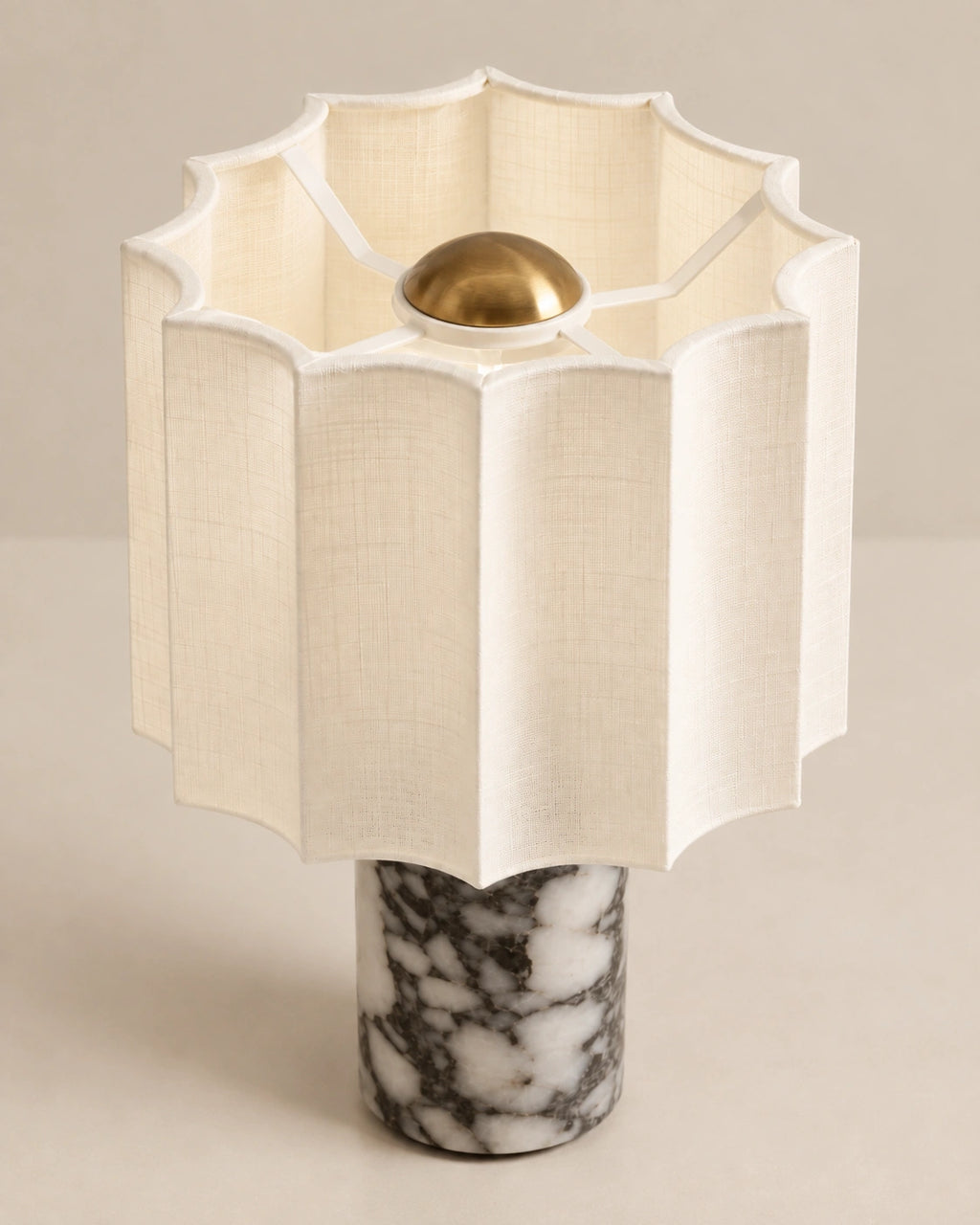 Lampe de chevet en marbre noir style minimaliste et abat jour plissé blanc cassé