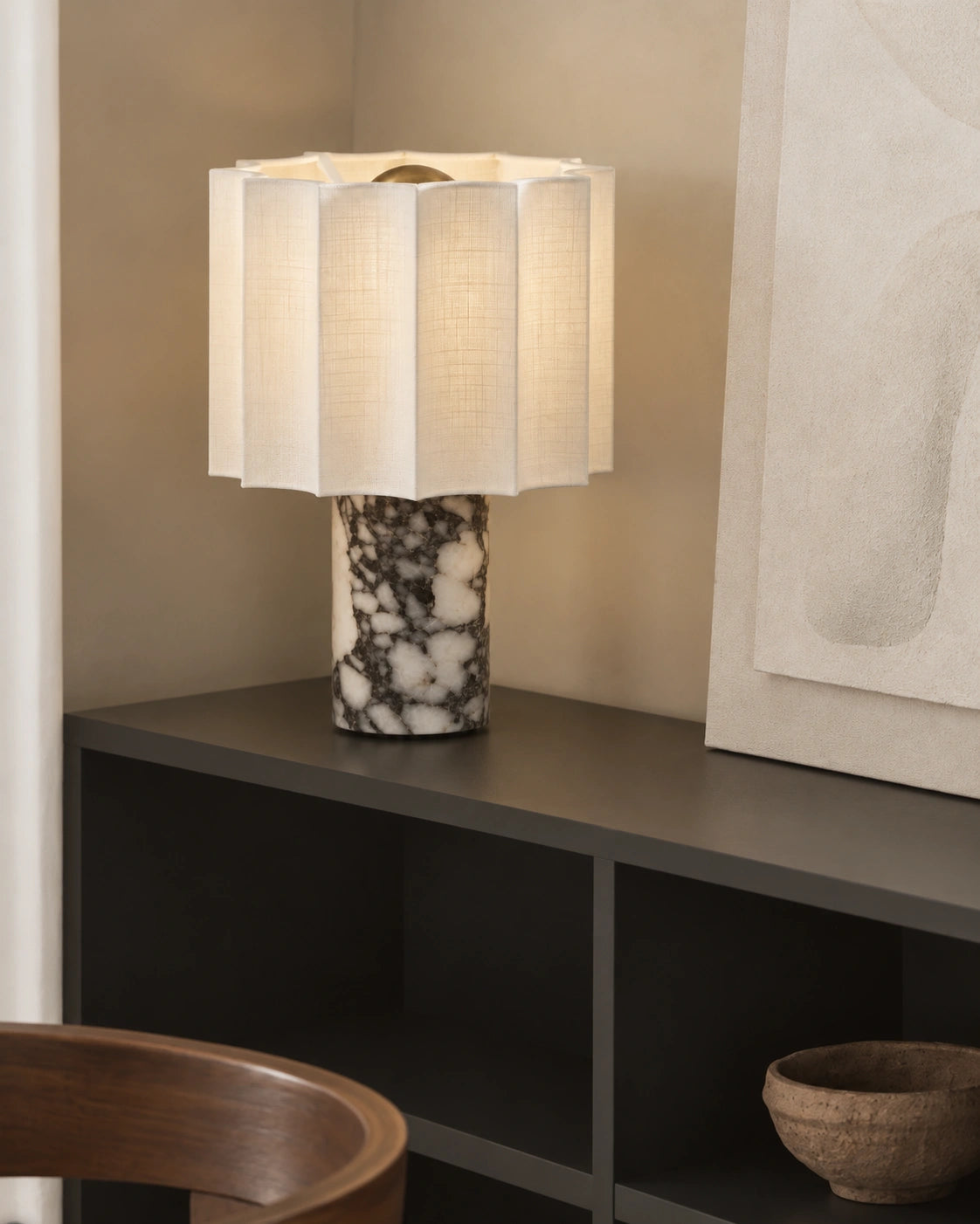 Lampe de chevet en marbre noir style minimaliste et abat jour plissé blanc cassé