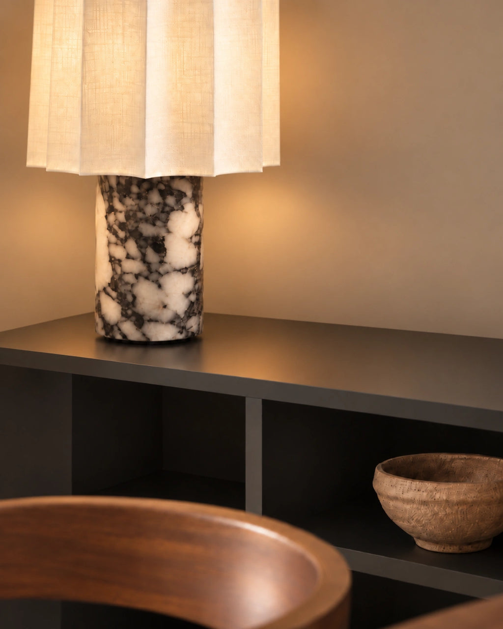 Lampe de chevet en marbre noir style minimaliste et abat jour plissé blanc cassé
