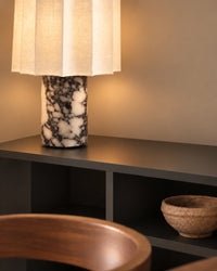 Lampe de chevet en marbre noir style minimaliste et abat jour plissé blanc cassé